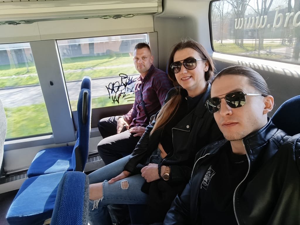 Założyciel portalu Pomocnik Holenderski wraz z partnerką Moniką oraz przyjacielem Nikodemem podczas wspólnej podróży autobusem w Holandii.