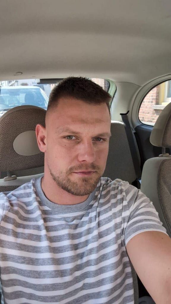 Założyciel portalu Pomocnik Holenderski na zdjęciu typu selfie w samochodzie.