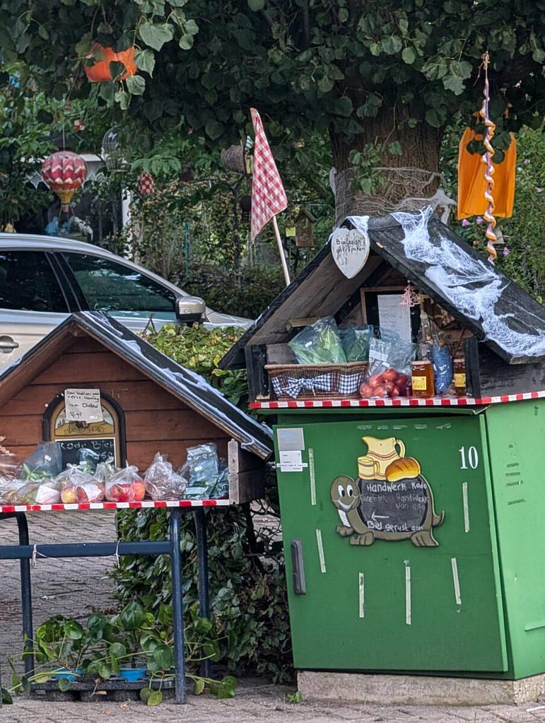 Mały, uroczy stragan z lokalnymi produktami rolnymi, takimi jak jabłka i miód, stojący przy drodze w Holandii.