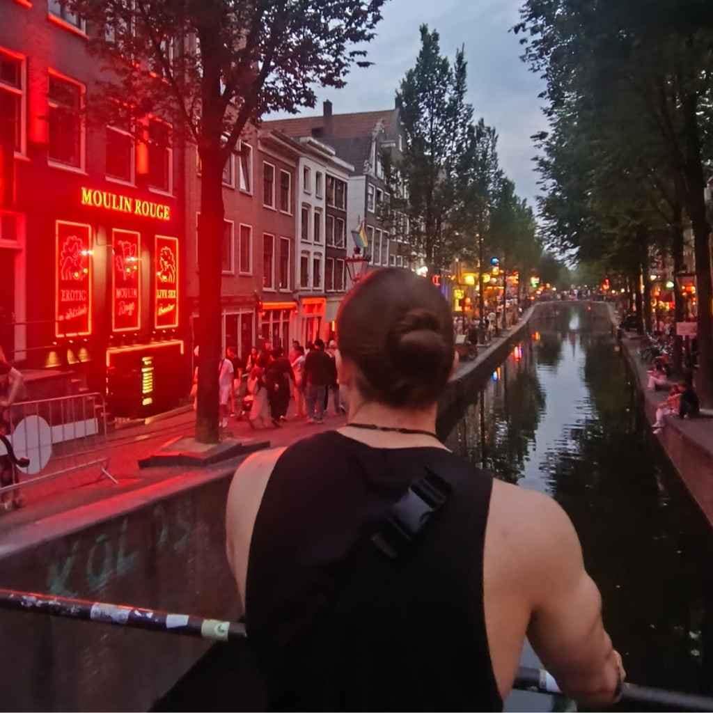 Tomek z bloga Pomocnik Holenderski podczas wypadu do Amsterdamu – sekcja o nas.