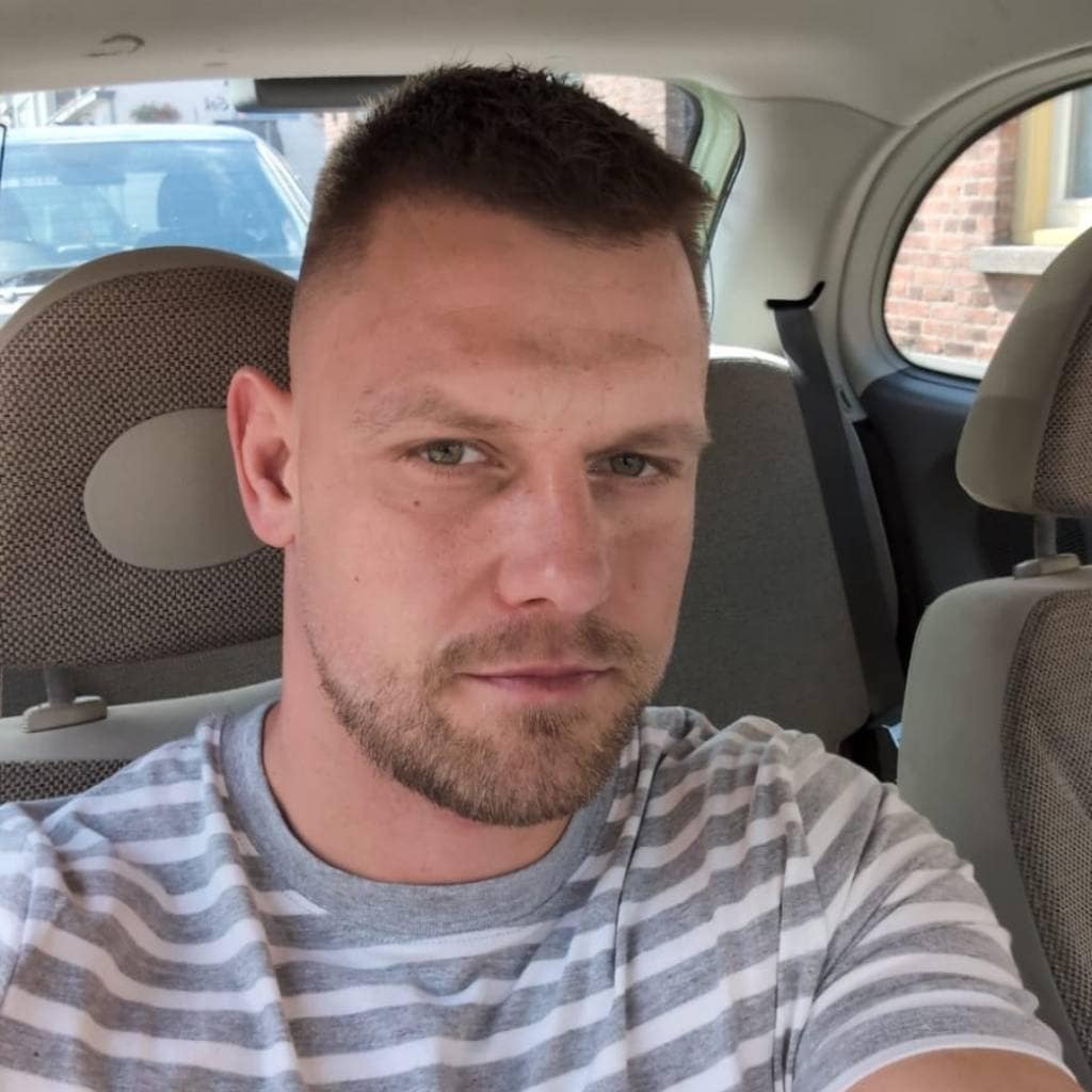 Tomek, twórca bloga Pomocnik Holenderski, podczas codziennych spraw w Holandii.