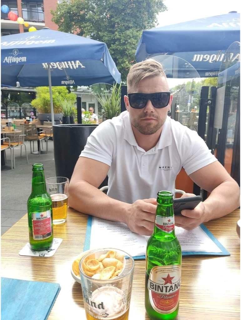 Tomek, autor bloga Pomocnik Holenderski, spędzający wolny czas w holenderskiej restauracji.